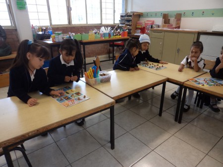 El juego de lotería les favorece en conteo, discriminación, atención, lenguaje y convivencia